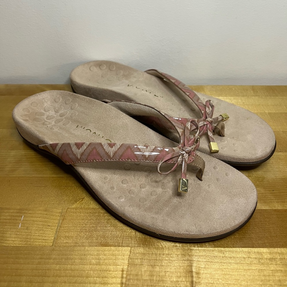 Vionic Women's Rest Bella II Toe Post Thong Sandal Chevron Dusty Pink Size 9